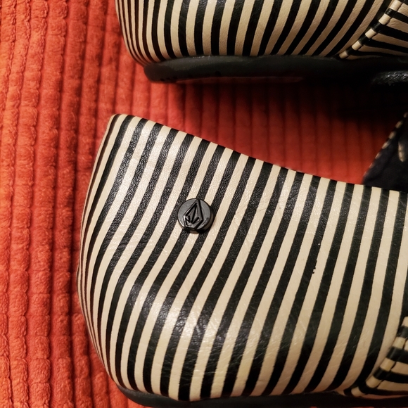 NWOT Volcom Pinstriped Shoes - Picture 6 of 6